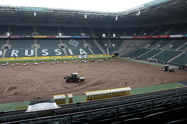 Foto zeigt Einbau eines neuen Rasenbelags im Borussia-Park